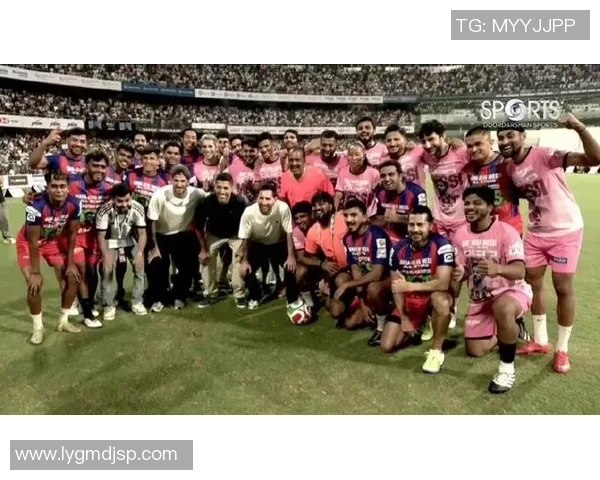 梅西手拿印度国旗！与板球GOAT+印度球王合影，3.3万球迷喝彩